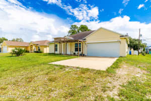 8256 104th Court, Vero Beach, FL 32967 Sold 05/23/25