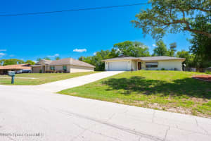 2102 Parkton Drive, Deltona, FL 32725 Sold 08/13/25