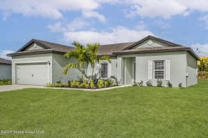 590 Entrada Street, Palm Bay, FL 32909 - MLS#1051439