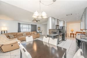 220 Cinnamon Lake Circle, Melbourne, FL 32901 - MLS#1063721