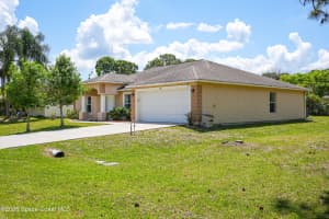 550 Brickell Street, Palm Bay, FL 32909 - MLS#1075972
