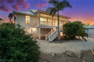 2321 Macadamia Ln, St James City