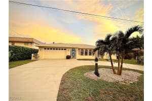 814 Victoria Dr, Cape Coral