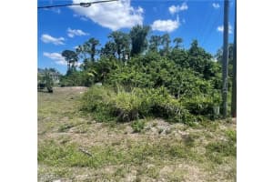 437/439 Loretta Avenue, Lehigh Acres, FL 33974 - MLS#2025010391