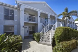 876 Gulf Pavilion Dr 202, Naples