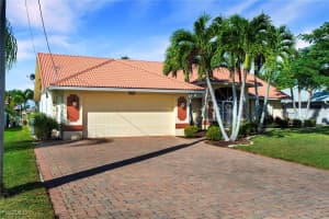 422 Se 12th Ct, Cape Coral