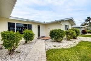 913 43rd Terrace, Cape Coral, FL 33904 - MLS#2025025043