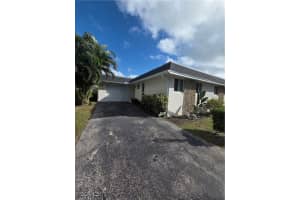 280 Lanchester Ct 38, Naples
