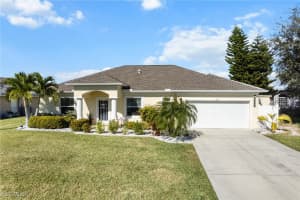 1221 Sw 27th St, Cape Coral