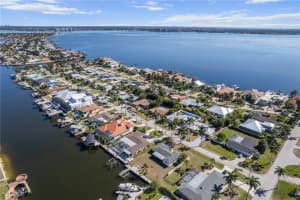 405 Bayshore Dr, Cape Coral