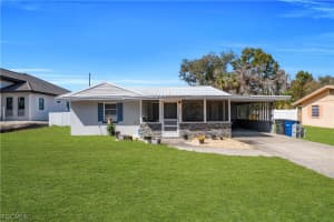 102 Crescent Lake Dr, North Fort Myers