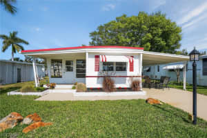 511 Riviera Blvd E, Naples