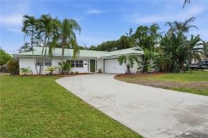 8948 Crest Ln, Fort Myers