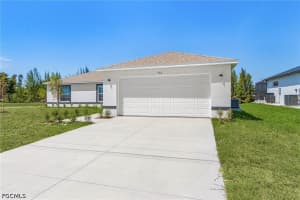 916 Ne 1st Pl, Cape Coral