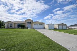 517 Peerless Cir, Lehigh Acres