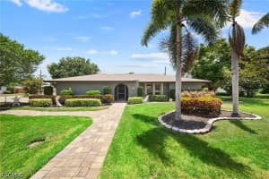 8713 Crest Ln, Fort Myers