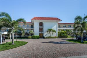 45 High Point Cir S, Naples, FL 34103, Sold 04/12/21