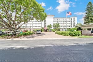 29 High Point Cir E, Naples, FL 34103, Sold 08/06/21