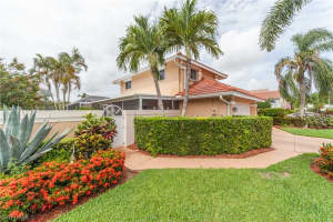 1256 Naples Lake Dr, Naples, FL 34104, Sold 08/30/21