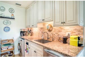 601 Periwinkle Way c5, Sanibel, FL 33957, Sold 03/30/22