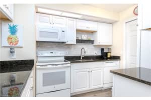 8121 S Woods Cir UNIT 9, Fort Myers, FL 33919, Sold 04/26/22
