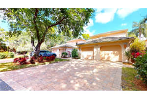 532 Lake Louise Cir, Naples, FL 34110, Sold 05/03/22