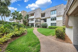 102 Clubhouse Dr, Naples, FL 34105, Sold 05/20/22