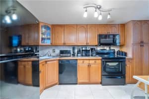 2111 Barkeley Ln Apt 18, Fort Myers, FL 33907, Sold 04/29/22