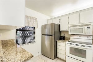9270 Lake Park Dr APT 204, Fort Myers, FL 33919, Sold 04/26/22