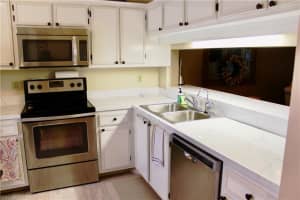 9295 Lake Park Dr APT 202, Fort Myers, FL 33919, Sold 06/22/22