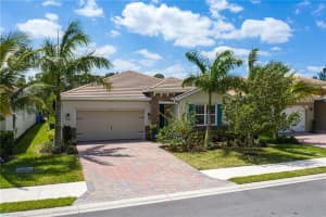 8011 Venetian Pointe Dr, Fort Myers, FL 33908, Sold 05/23/22