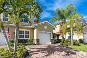 Units 1-4, 8511 Oakshade Cir, Fort Myers, FL 33919, Sold 08/16/22