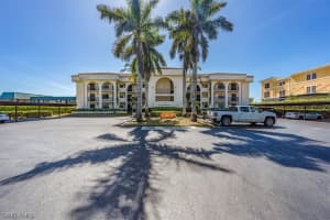 700 Valley Stream Dr, Naples, FL 34113, Sold 08/17/23