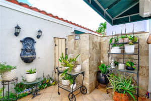 847 Reef Point Cir, Naples, FL 34108, Sold 08/15/23