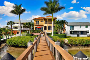 82 Dolphin Circle, NAPLES, FL 34113 Sold 03/05/24