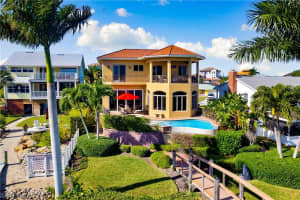 82 Dolphin Circle, NAPLES, FL 34113 Sold 03/05/24