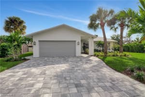 1084 Lake Shore Court, Naples, FL 34103 - MLS#223095203
