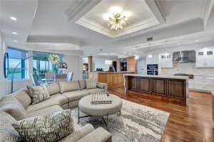 285 GRANDE Way, NAPLES, FL 34110 Sold 05/31/24