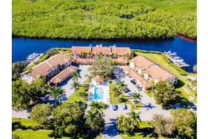 206 Newport Dr APT 810, Naples, FL 34114, Sold 06/17/24