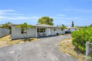 883 Coconut Cir E, Naples