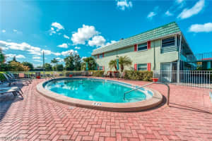 300 Valley Stream Dr D7, Naples