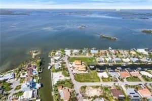 3 Bayview Boulevard, Fort Myers Beach, FL 33931 Sold 02/10/25
