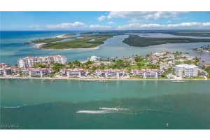232 La Peninsula Blvd 232, Naples