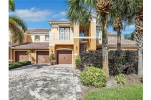 10370 Glastonbury Cir 202, Fort Myers