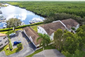 290 Newport Dr 107, Naples