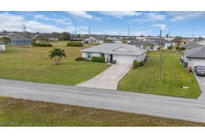 1015 22nd Terrace, Cape Coral, FL 33993 - MLS#224089195