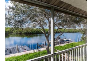 230 Newport Dr 610, Naples