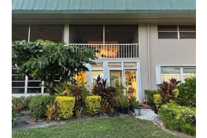 600 Valley Stream Dr D2, Naples