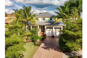 725 W Lake Dr, Naples