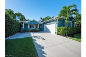 2499 10th St N, Naples